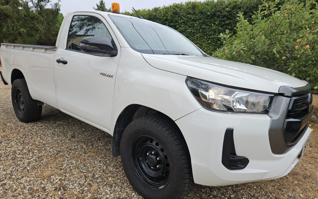 SINGLE CAB Toyota Hilux 2021 updated model with revised headlamps, lane discipline etc. 2.4 D-4D Diesel 150 PS 6-speed manual transmission 100,000 miles. Switchable 4WD. Narrow body single cab 2 door, 2 seater pickup. 1 owner + ourselves from new. Truly exceptional. Just into stock £ Ask